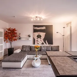 https://2-room-penthouse-plaza-residence-p1.bucharesthotelsnow.com